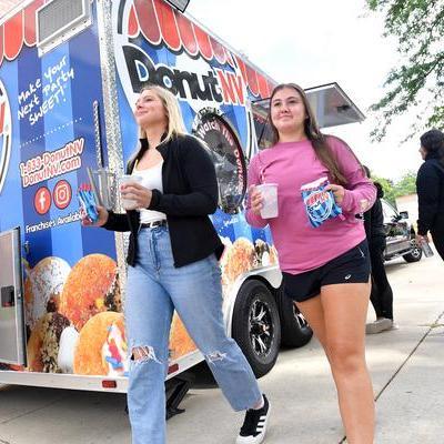 Students at food truck