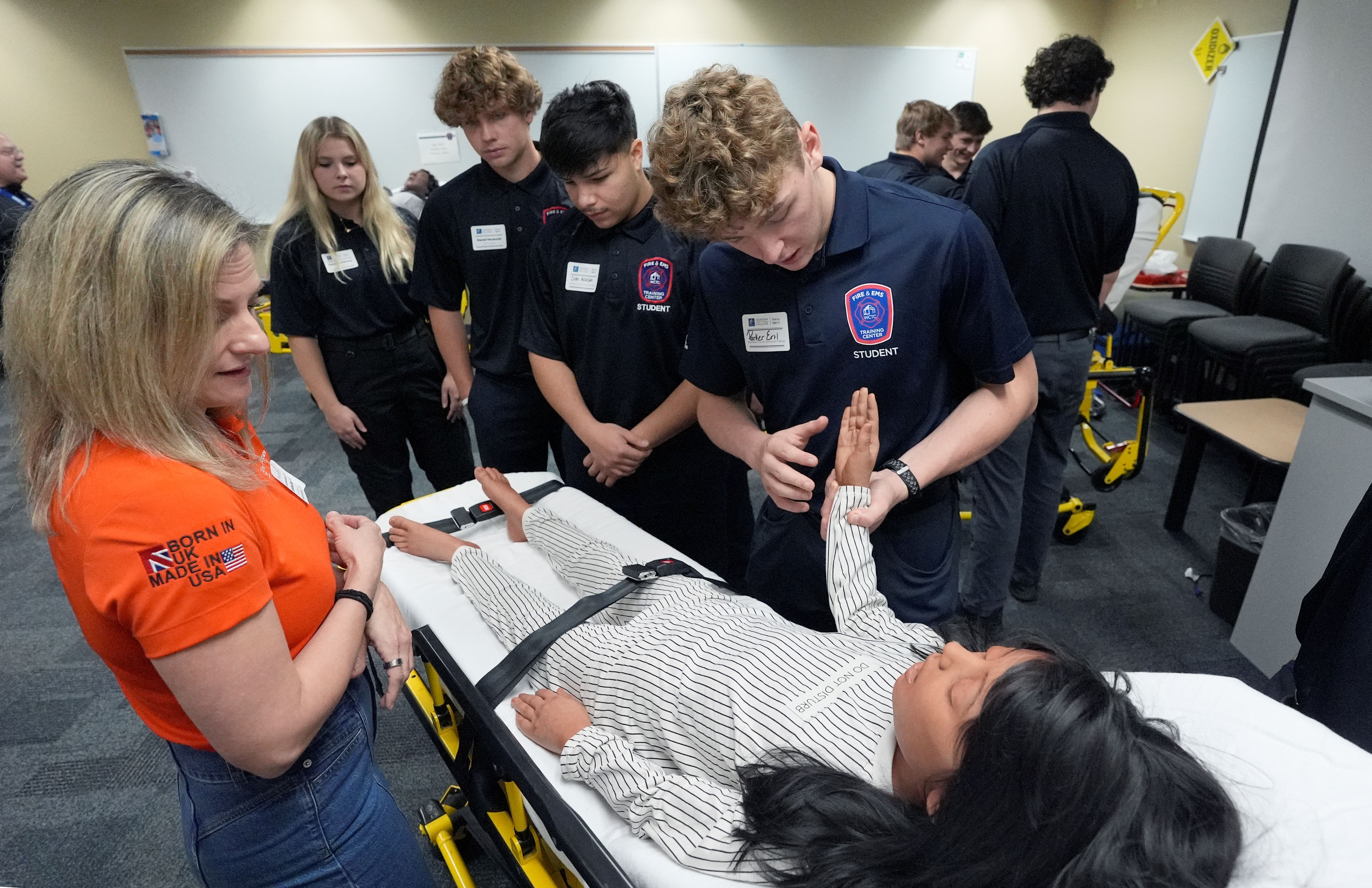 first responder students with manikin