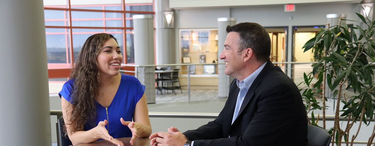 Student and faculty in mentoring conversation